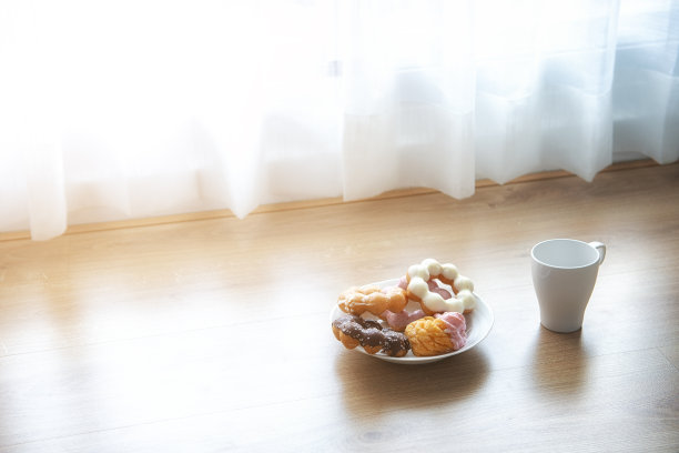 甜甜圈的木头背景图片下载