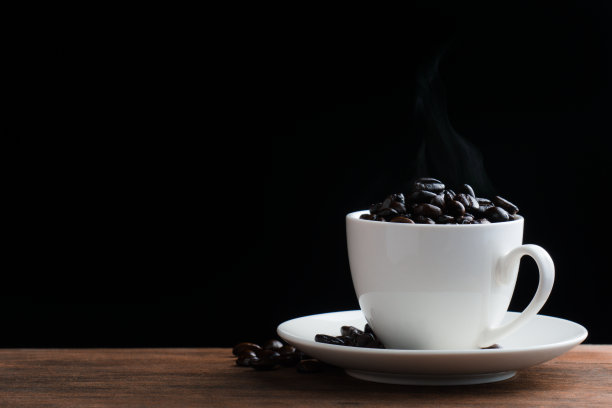 木桌上，白色瓷杯，烘焙咖啡豆。图片下载