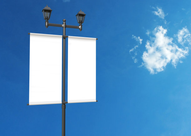 蓝天上的空白广告牌图片下载
