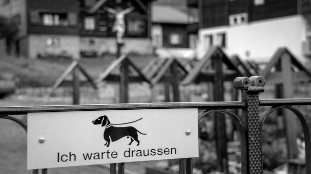 在Bellwald (Valais, Switzerland)的瑞士墓地上的标语图片下载