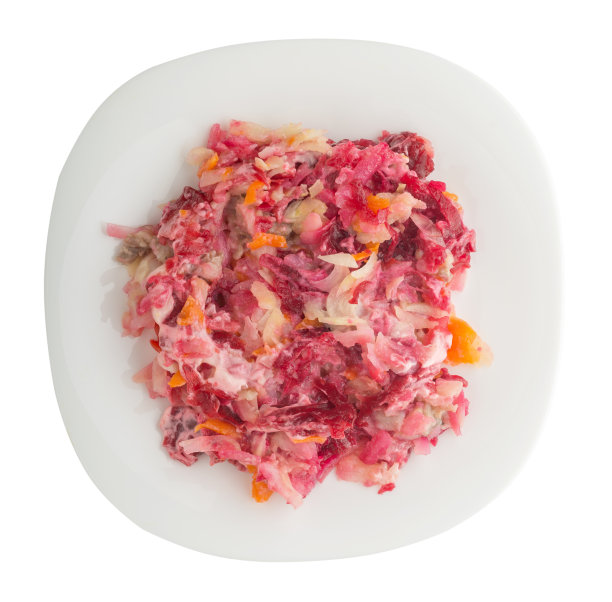 在白色背景上孤立的盘子上，披着毛皮的鲱鱼。鲱鱼，甜菜根，胡萝卜，蛋黄酱和洋葱沙拉图片下载