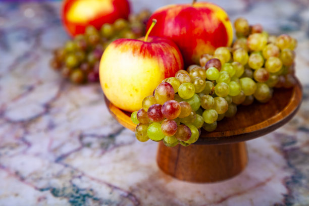 葡萄和苹果放在一个木碗里图片下载