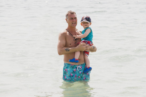 假日里在海里划船图片下载