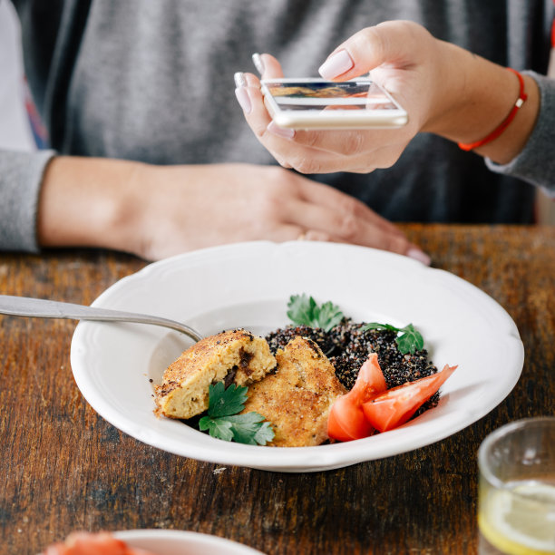 女性素食者拍照食物吃智能手机图片下载