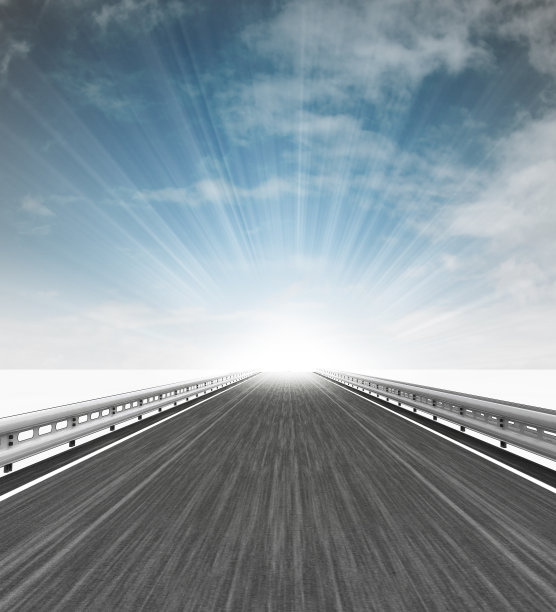 高速公路直视图与耀斑在天空图片下载