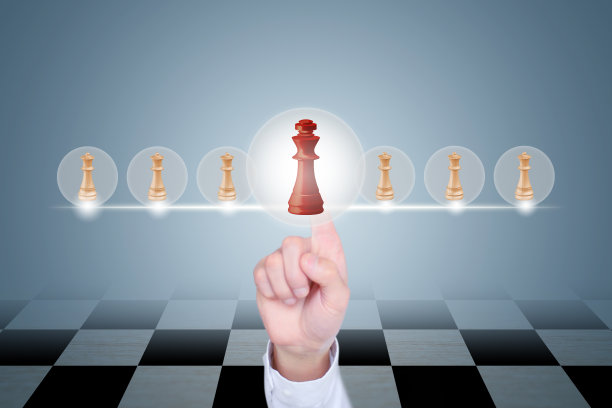 男商人在虚拟屏幕上选择象棋图片下载