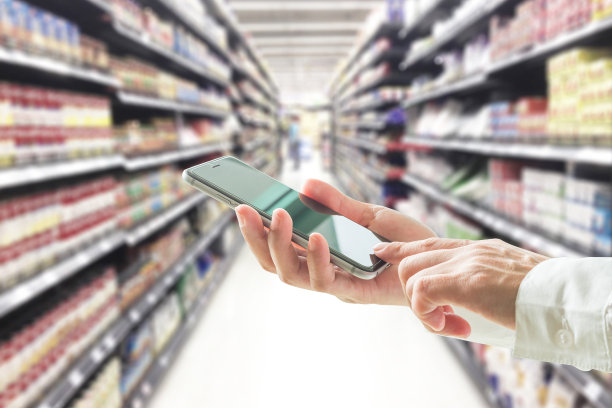 数字生活方式商人或购物者使用移动智能手机在超市零售购物图片下载