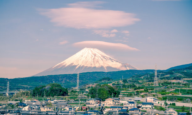 美丽的日本乡村，以富士山为背景图片下载