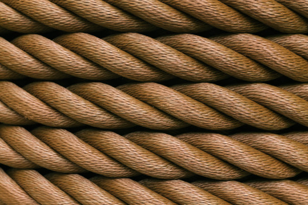 棕色粗绳卷成一卷。横向布局。图片下载