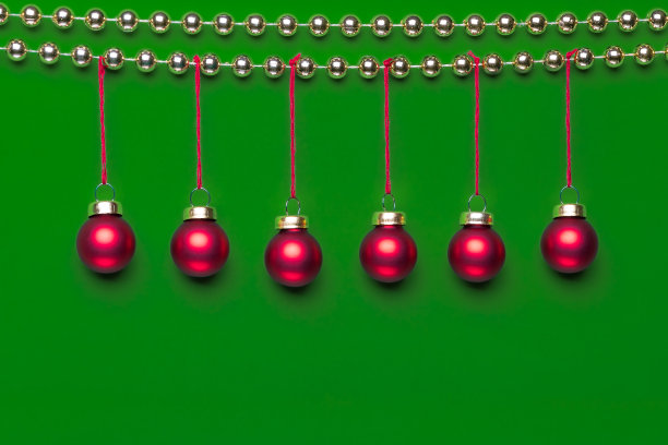 绿色背景的圣诞装饰品图片下载