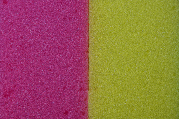 红黄相间的塑料质地由一块泡沫橡胶制成图片下载