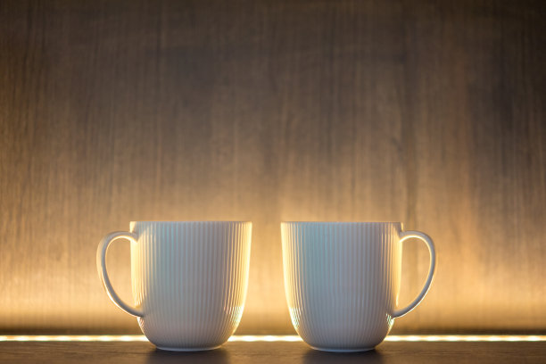 空陶瓷白色杯咖啡或茶在黑暗的背景。图片下载