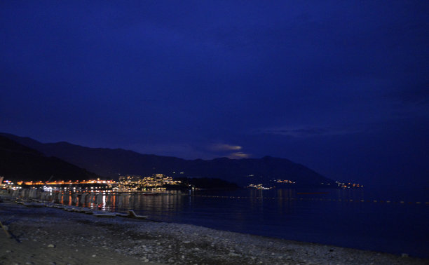 岸边小镇的灯光映照在水面上图片下载