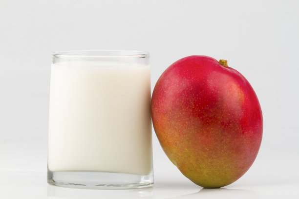 一杯牛奶和芒果水果图片下载