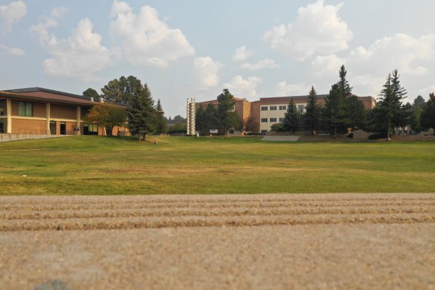 夏天旗杆山的美丽图片下载