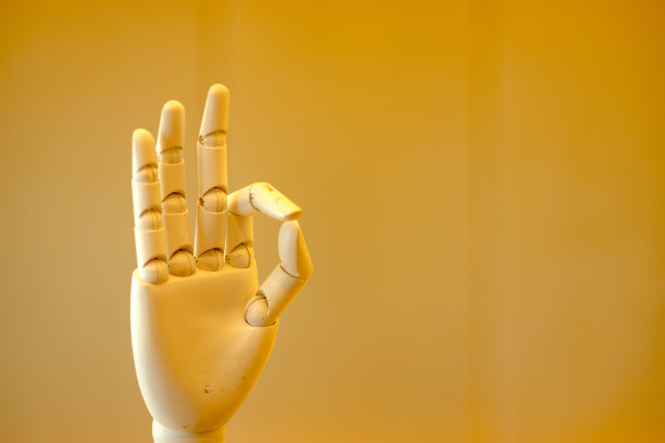 木质的手在客厅里配以温暖的灯光，室内设计。内饰。图片下载