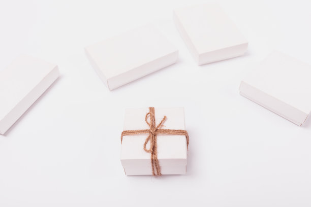 用麻绳绑在未包装附近的乡村礼品盒图片下载