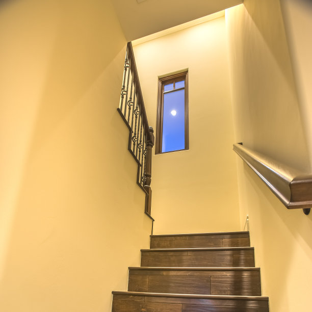 室内有楼梯和玻璃窗户，可以看到天空图片下载