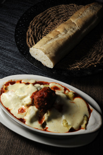 肉丸烤宽面条配面包图片下载