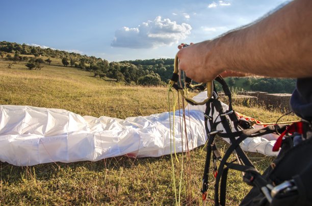 特写手握降落伞绳的人图片下载