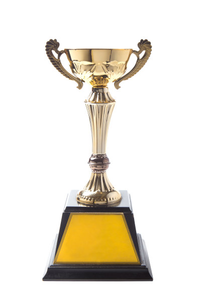 金色奖杯孤立在白色背景上。获奖图片下载