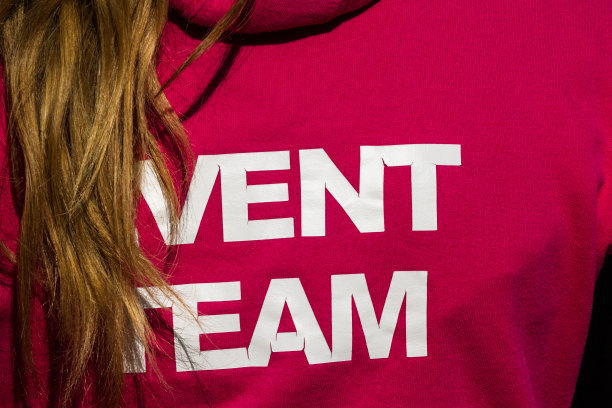 事件组在战袍后面图片下载