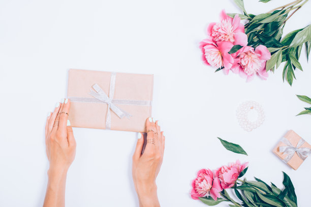 俯视图的女性手握礼盒图片下载