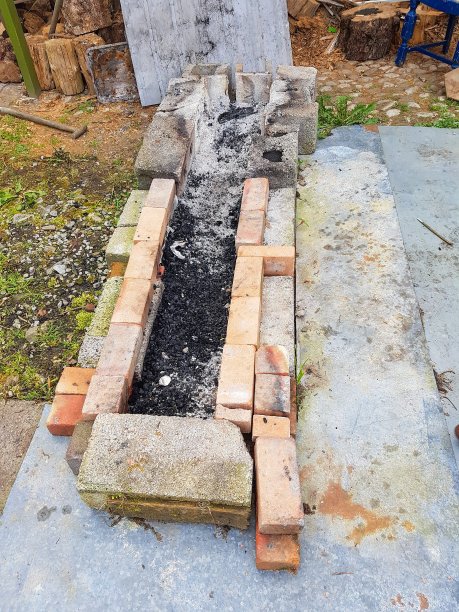 用砖头铺成的烤肉架图片下载