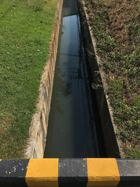 工厂排水室外关闭。图片下载