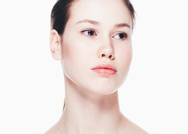 化妆女人的脸，美丽的黑发夏装妆容，美丽的时尚女孩模特用粉红色的嘴唇。图片下载