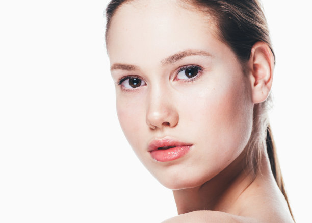 化妆女人的脸，美丽的黑发夏装妆容，美丽的时尚女孩模特用粉红色的嘴唇。图片下载