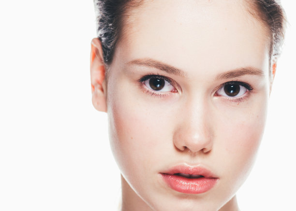 化妆女人的脸，美丽的黑发夏装妆容，美丽的时尚女孩模特用粉红色的嘴唇。图片下载