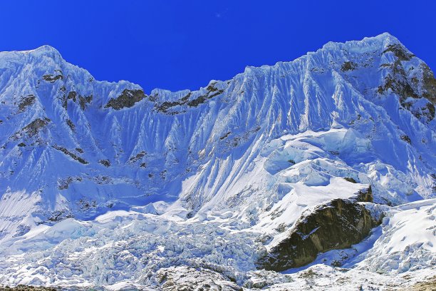 秘鲁安第斯山脉的Cordillera下雪的Chacraraju山图片下载