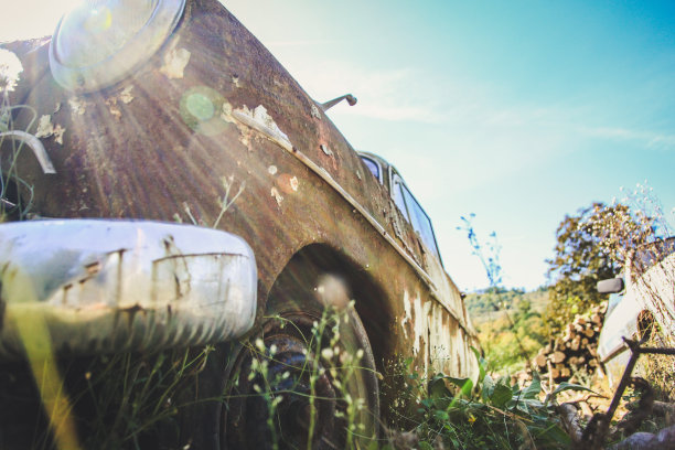 生锈的老爷车-车站上的破车图片下载