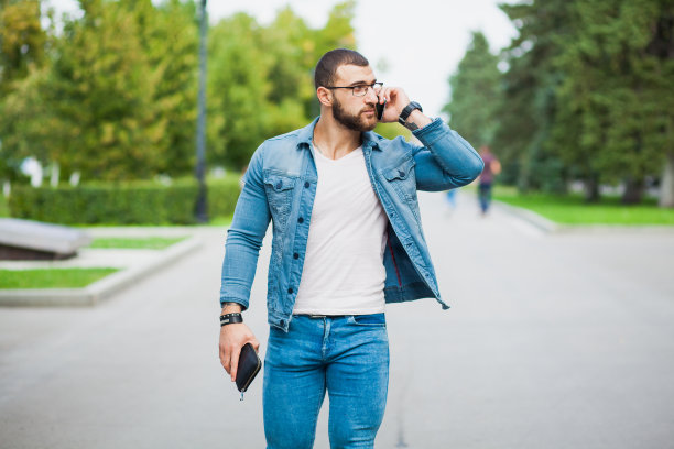 英俊时尚的健美男人在电话中交谈图片下载