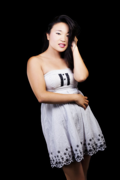 迷人的日裔美国女人站在衣服图片下载