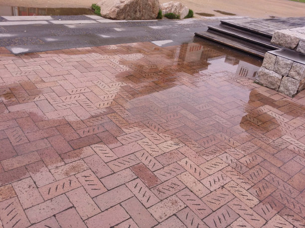 雨后石头铺成的路面。图片下载