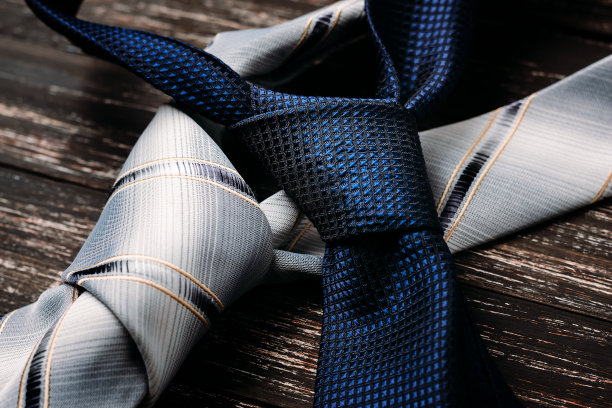 木制背景上的蓝色和灰色领带图片下载