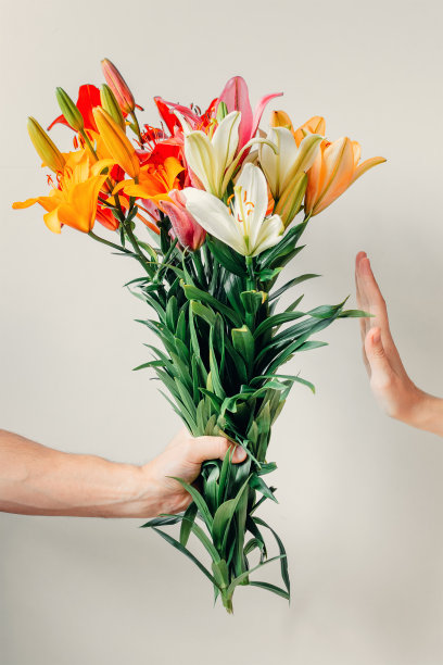 男人的手给了女孩一束百合花，却遭到拒绝图片下载