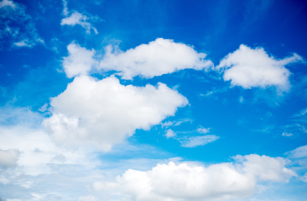 天空中蓬松的云。地球上的大气。背景图片，壁纸。图片下载