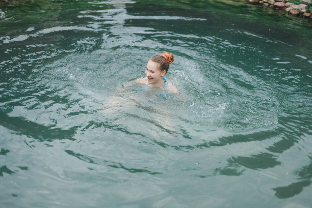 快乐的日子在水中图片下载