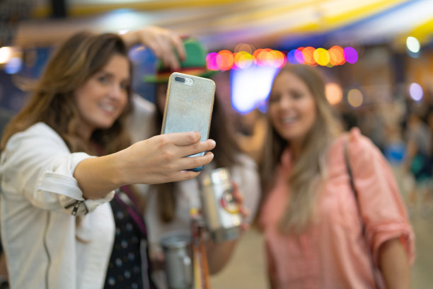 巴西圣卡塔琳娜市布鲁梅瑙啤酒节上的少女在自拍图片下载