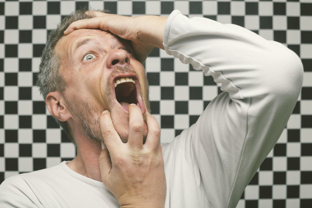 疯狂的成年人做鬼脸图片下载