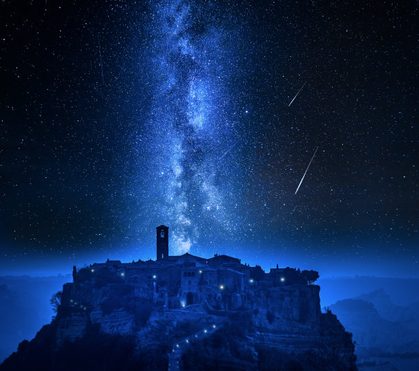 意大利巴尼奥雷吉奥镇上空的银河和陨星图片下载
