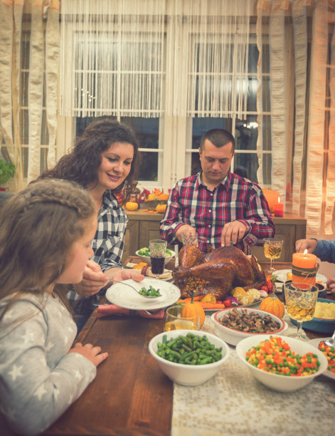 一家人在家庆祝感恩节图片下载