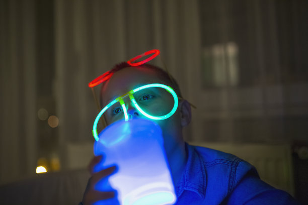 男孩戴着霓虹眼镜图片下载