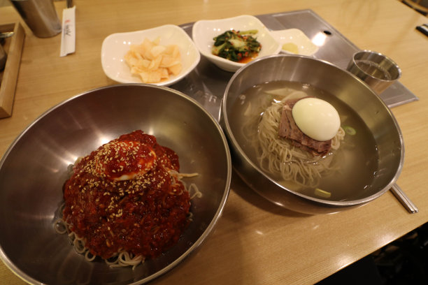 水凉面和bibim凉面是韩国的传统食品图片下载
