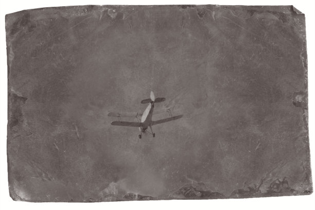 旧双翼飞机描绘为老式，复古风格的锡箔照片。图片下载