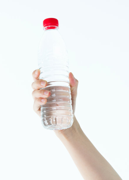 手里拿着一瓶水的女人图片下载