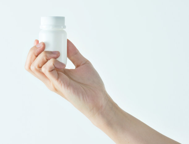 手里拿着一个白色药瓶的女人图片下载